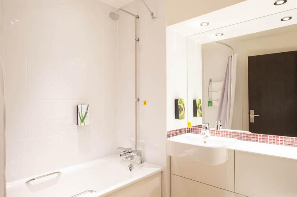 Premier Inn Birmingham City Centre Broad Street ภายนอก รูปภาพ